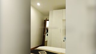 Mẹ kế thay đồ tự nhiên trước mặt