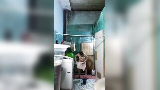 MẸ KẾ VỪA TẮM XONG THÌ THẰNG CU VÀO BÚ TÍ MẸ KẾ NÓ