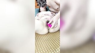VỪA THỦ DÂM, VỪA HÔN BÀ MẸ KẾ LÀM NÓ SƯỚNG ĐIÊN