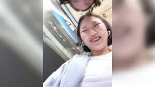 Hai em rau vừa đi dạo phố vừa khoe vú cho trai xem