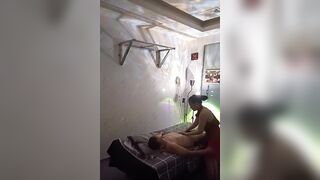 Clip chị gái chuyên xúc bình xăng con trong quán massege tự quản.