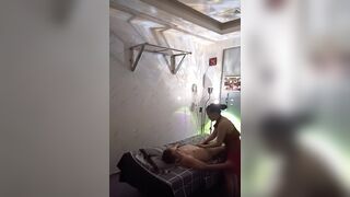 1 quán massage tự quản của 1 chị gái chuyên xúc bình xăng con.