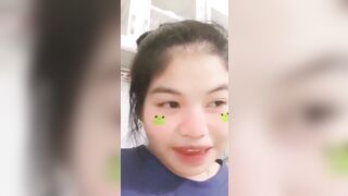 E rau dâm hay nứng ngồi show hàng móc lồn cho a xem"a ơi bé nứng lờ,a liếm lờ bé đi"1