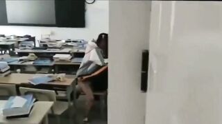 Quay lén đôi học sinh dâm tranh thủ giờ ra chơi lén lút ở trg lớp chịch nhau