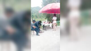 Em gái mặc váy hở lồn đi mua trái cây ven đường cho người lạ nhìn