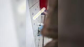 Quay lén chị họ ngồi móc lồn trong WC trước khi tắm nước lồn chảy đầm đìa.