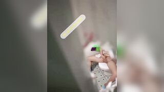 Siêu phẩm quay lén chị gái hàng xóm móc lồn trong toilet trước khi đi tắm cực phẩm.