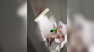 Siêu phẩm quay lén chị gái hàng xóm móc lồn trong toilet trước khi đi tắm cực phẩm.