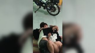 2 em hsinh c3 lén lút thủ dâm cho nhau bị hàng xóm phát hiện