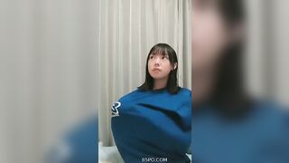THẦY GIÁO SỐ HƯỞNG ĐƯỢC BÉ HS VÚ TO NHẤT LỚP CHO XEM