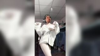 Khánh Linh 2k8 nhảy tiktok khỏa thân 4