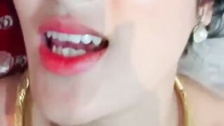 Vừa cưới xong chưa thay đồ đạc nhưng vì quá dâm dục nên cô dâu vô phòng trả bài