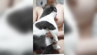 Em teen bỏ đồ ăn lên vú cho mèo liếm đầu ti cực nứng 2