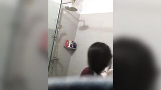 Quay lén nhỏ em họ chuppy kính cận đi tắm