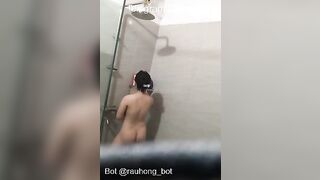Quay lén nhỏ em họ chuppy kính cận đi tắm