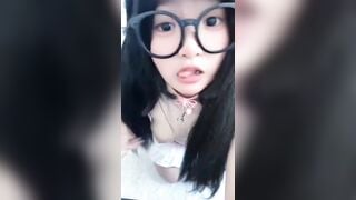Bé học sinh kính cận lồn non thủ dâm 3
