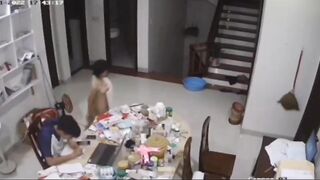 Anh họ đang ngồi học mà con em gái 16 tuổi trần truồng chạy qua lại.