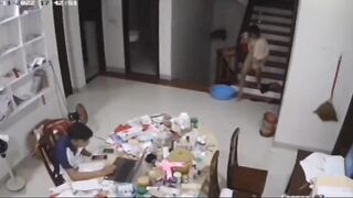 Anh họ đang làm việc mà em gái 16 tuổi trần truồng qua lại như muốn gả đụ anh trai.