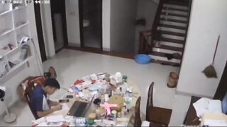 Anh họ đang làm việc mà em gái 16 tuổi trần truồng qua lại như muốn gả đụ anh trai.
