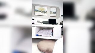 Em rau xinh vú to lồn hồng thủ dâm bằng máy địt gắn cu giả dâm đãng