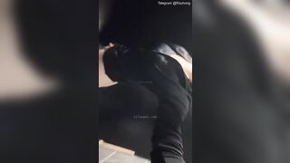 Emm teen tóc vàng lén lút vào nhà vệ sinh thủ dâm cho người lạ xem