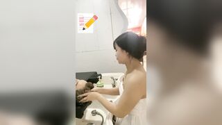 Vừa gội đầu cho khách vừa live thủ dâm