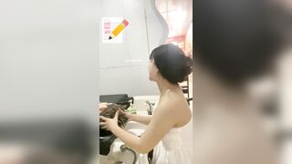 Vừa gội đầu cho khách vừa live thủ dâm