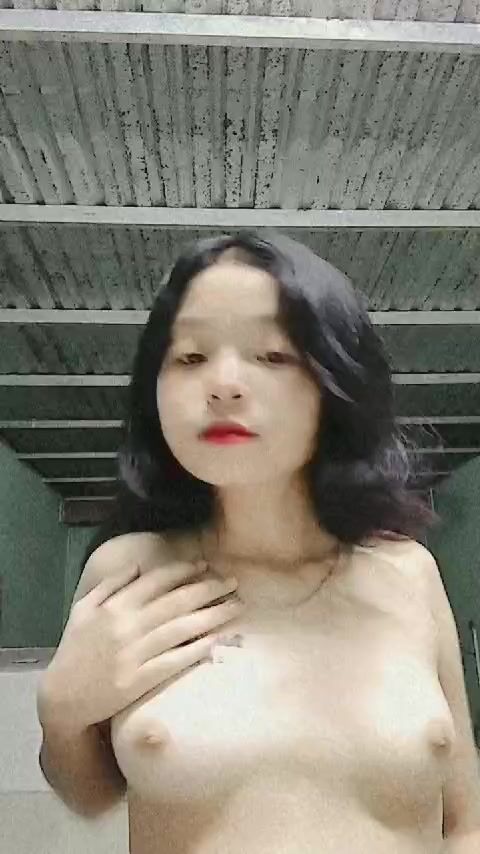 Gái teen show vú