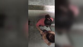 Quay lén hai em les đang tắm