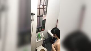Quay lén nhỏ em họ đang tắm P2