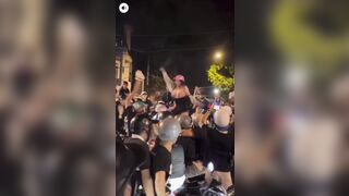 Show nude ăn mừng VN chiến thắng