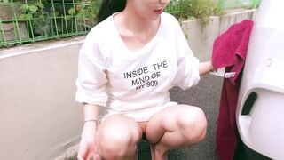 Cô vợ dâm đãng mặc váy hở lồn lau xe cho chồng