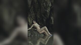 Kẹt ở rừng mưa, Cùng con bạn tắm suối Bóp vú, Bú Lồn Djt Nhau hoà mình với thiên nhiê
