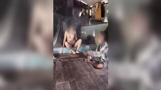 Cafe chòi miền tây, Cho gã ăn mày vào Cafe Xem Vú Lồn Nhân viên Khiêu dâm nứng vcl