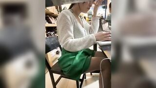 Cô giáo vừa dạy học vừa live thủ dâm, dạy các em tập đánh vần a á ớ
