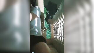 Đang ngủ bị anh họ lôi ra ban công bắt bú cu rồi Doggy