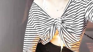 Gái xinh ngồi không mà nước lồn cũng chảy ra lênh lãng ướt nhẹt phần 1