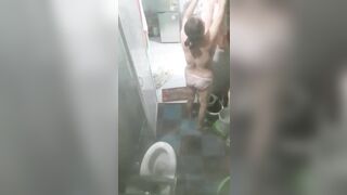quay lén chị máy bay mới tắm xong đang mặc đồ không đóng cửa