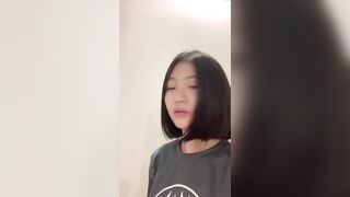 HS Kính Cận Xinh Dâm Đãng Học Thì Lên Cơn Nứng Phải Cởi Áo Xoa Ngực To Tròn