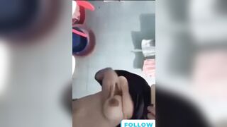 Gái teen cấp 3 show vú trước gương