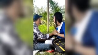 Lén bóp vú sàm sỡ vợ bạn khi đi du lịch chung với nó.