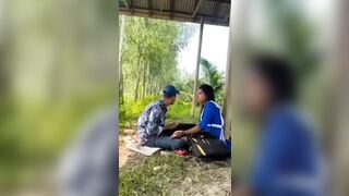 Lén bóp vú sàm sỡ vợ bạn khi đi du lịch chung với nó.