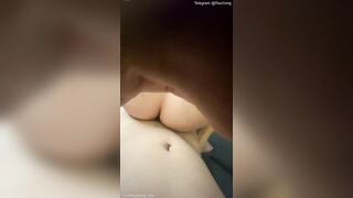 Nhỏ bạn thân lâu năm rủ rê chơi xếp hình