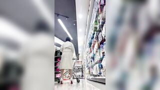 Dâm nữ vú bự lén lút khỏa thân đi dạo móc lồn public trg siêu thị