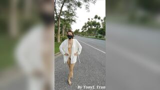 Dâm nữ vú bự khỏa thân đi dạo show public ngoài đường lớn nhiều xe qua lại #3
