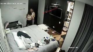 Hack cam phát hiện cô vợ dâm tranh thủ ck vừa dắt con đi liền cùng e gái ở nhà bú lồn