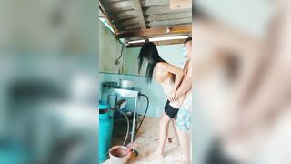 Đang nấu ăn ko mặc sì líp lộ khe đít hấp dẫn bị anh họ đè đụ.