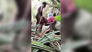 Bỏ tiền cho gái lạ địt nhau bú lồn dâm trong rừng
