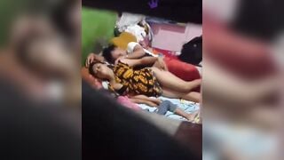 QUAY LÉN CÔ CHÚ CẠNH PHÒNG TRỌ ĐỊT NHAU