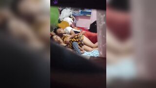 QUAY LÉN CÔ CHÚ CẠNH PHÒNG TRỌ ĐỊT NHAU